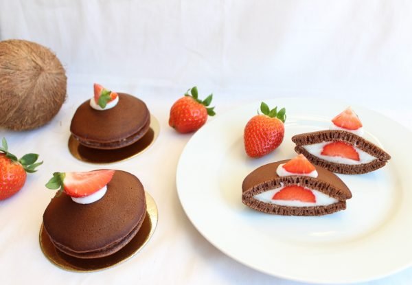 Dorayaki de cacao, coco y fresa